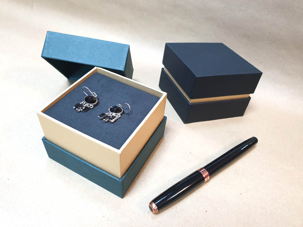 Cutii cu gat pentru bijuterii M6166 – Cutii Rigide